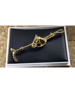 stock-pin-horse-shoe-on-crop